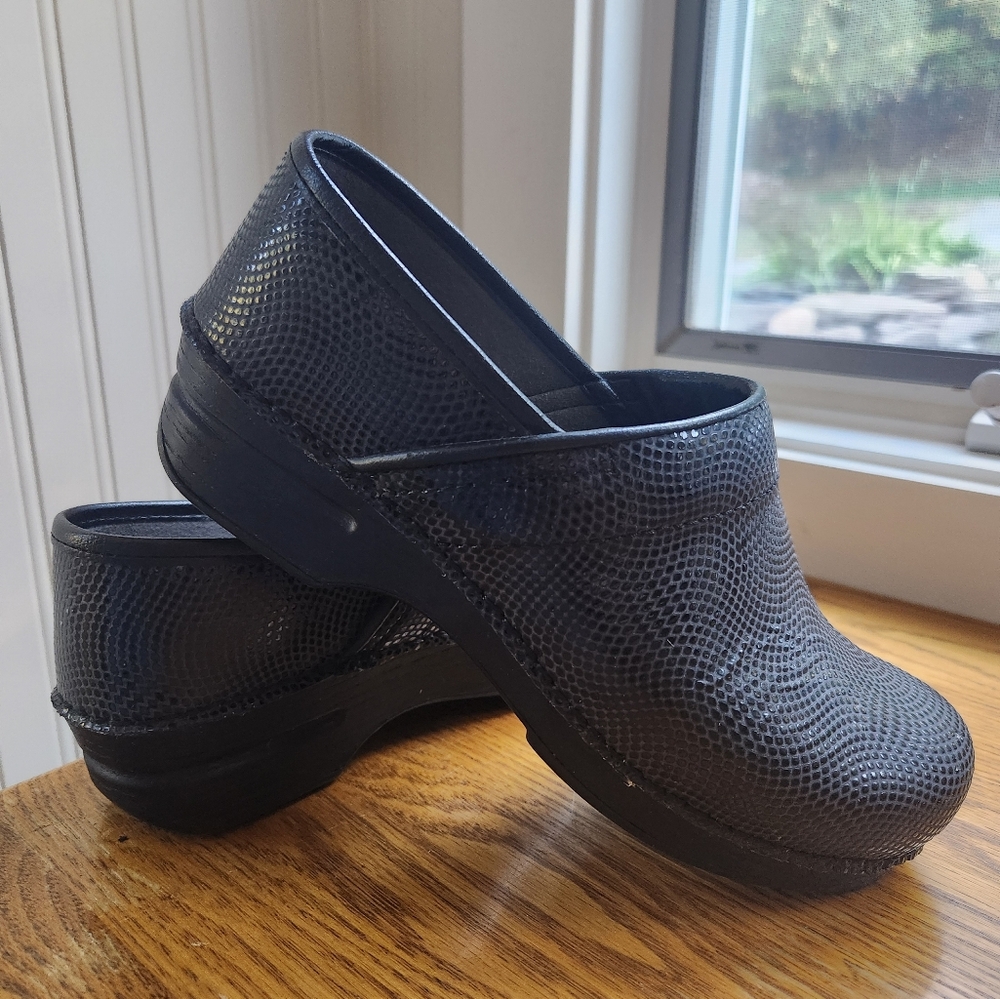 Dansko XP Pro Moray Embossed Clogs Women 39 leather professional shoes